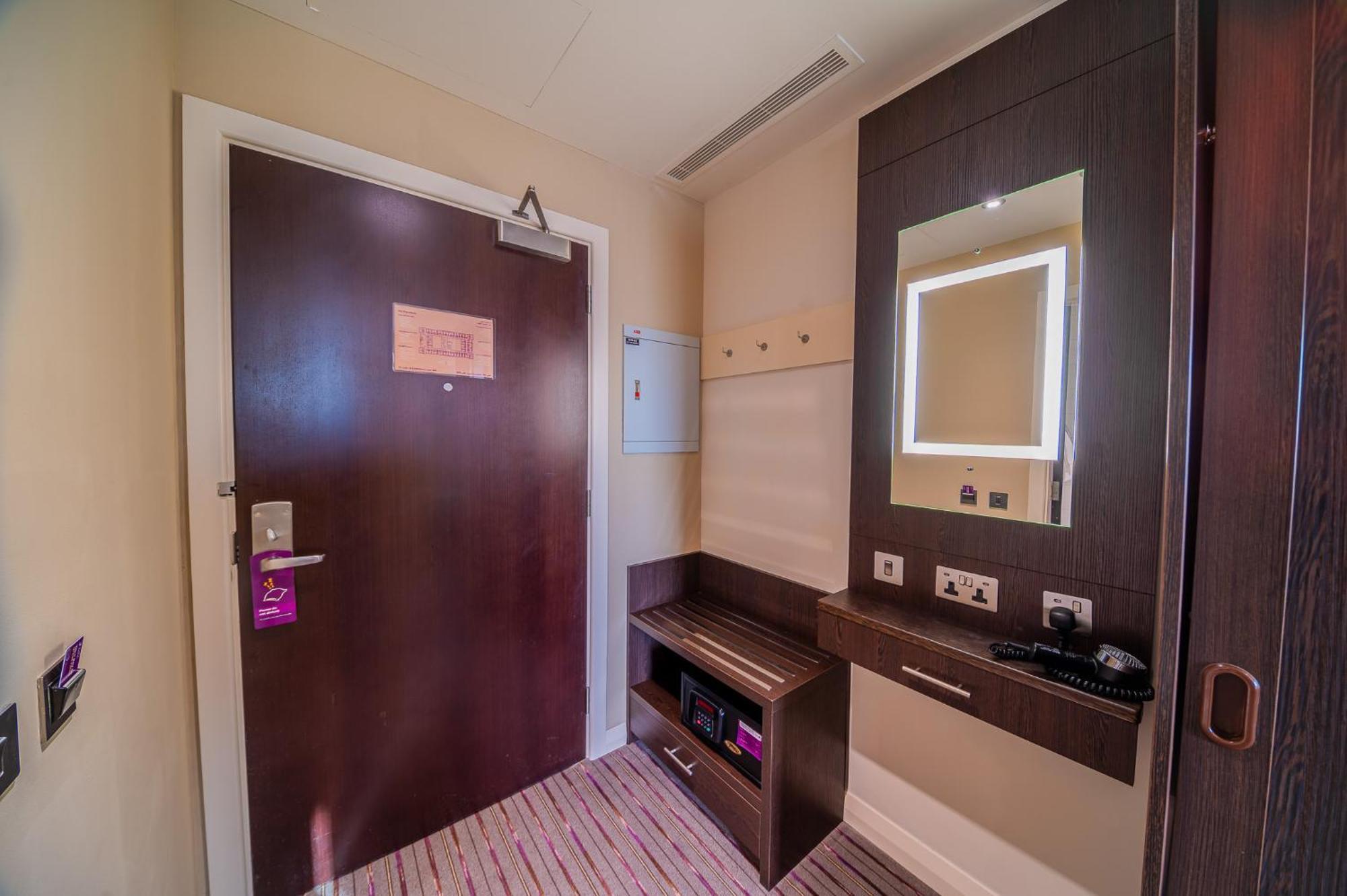Premier Inn Doha Education City Umm al Qubur Extérieur photo